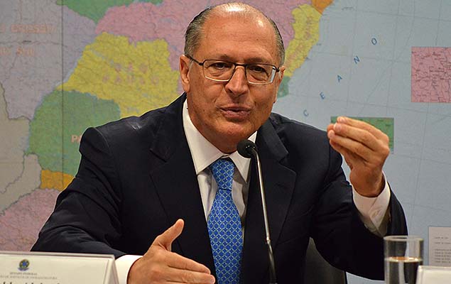 O governador Geraldo Alckmin defendeu que a Sabesp aumente a cobrana sobre municpios paulistas
