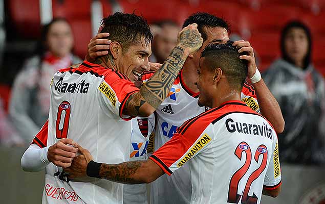 Guerrero comemora gol na vitria do Flamengo sobre o Internacional