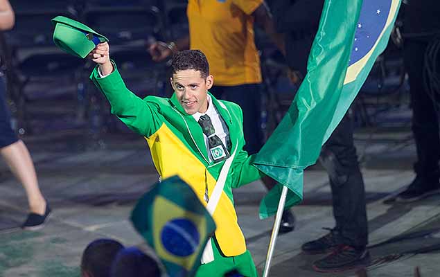 Delegao brasileira, com Thiago Pereira carregando a bandeira do Brasil, na cerimnia de abertura da 17 edio dos Jogos Pan-Americanos 2015, no Rogers Center, na cidade de Toronto, no Canad, nesta sexta-feira (10). 