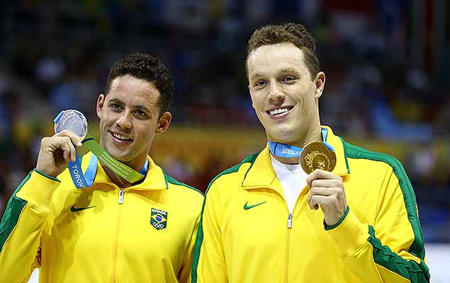 Os nadadores Henrique Rodrigues e Thiago Pereira exibem medalhas conquistadas nos Jogos Pan-Americanos de Toronto, no Canad
