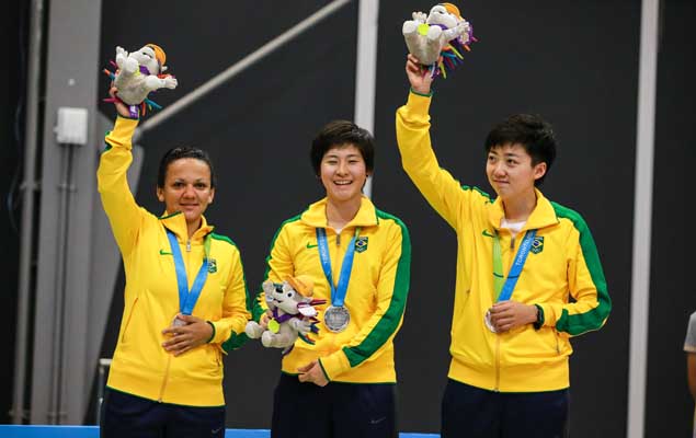 Ligia Silva, Lin Gui e Caroline Kumahara recebem a prata aps partida contra os EUA na final do tnis de mesa, no Pan de Toronto