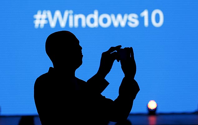 Funcionrio da Microsoft tira uma foto durante lanamento do novo sistema operacional Windows 10, em Nairbi, no Qunia