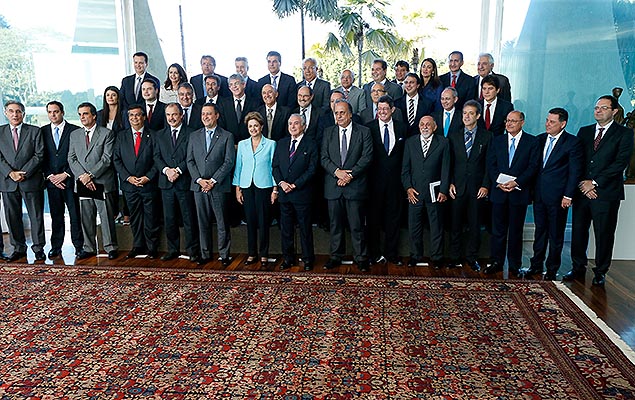 A presidente Dilma Rousseff posa para foto com os governadores antes de reunio no Palcio da Alvorada, em Braslia (DF)