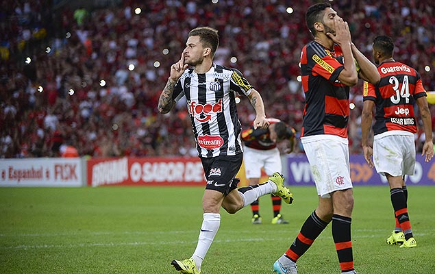 Lucas Lima, do Santos, comemora seu gol no empate sobre o Flamengo, por 2 a 2, no Maracan (RJ), pelo Campeonato Brasileiro
