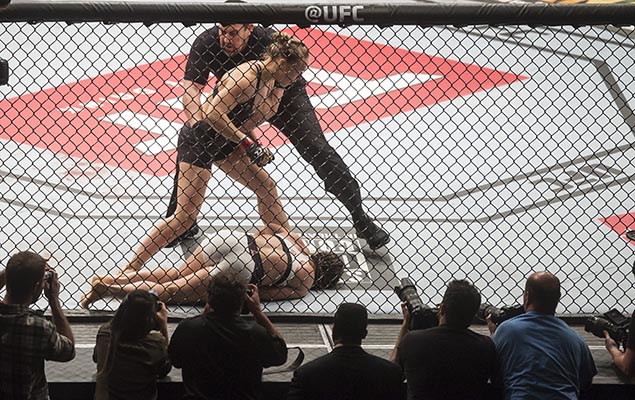 A americana Ronda Rousey nocauteia a brasileira Bethe Correia e mantm o cinturo UFC 190