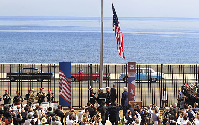 Em imagem de 2015, bandeira dos EUA é hasteada na embaixada do país em Havana após 54 anos