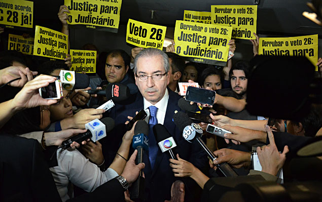 O presidente da Camara dos Deputados, Eduardo Cunha (PMDB-RJ), fala com jornalistas ao deixa o gabinete da presidência da Câmara