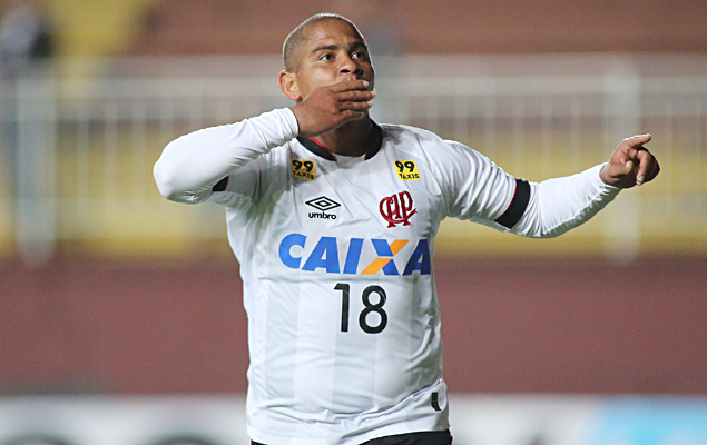 Walter comemora gol pelo Atltico-PR sobre o Joinville, em Santa Catarina 