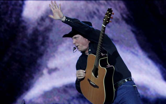 O cantor norte-americano Garth Brooks se apresenta na Festa do Peo de Barretos neste domingo (23)