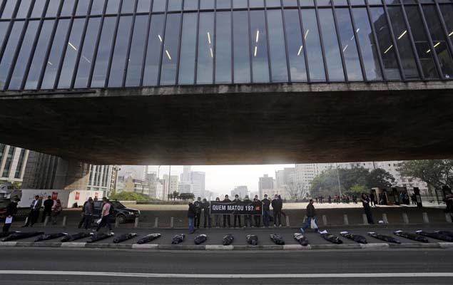 Integrantes da ONG Rio da Paz em ato na Paulista para pedir justia no caso da chacina na Grande So Paulo