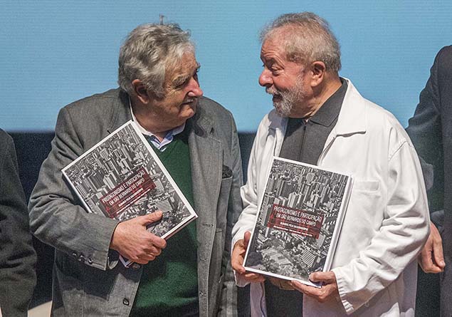 El ex presidente Lula da Silva habla con el ex presidente de Uruguay Pepe Mujica