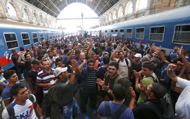 Refugiados sírios em estação de Budapeste, capital da Hungria, antes de partida de trem para Alemanha