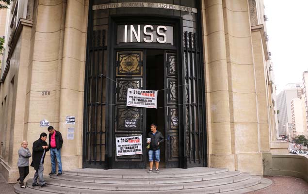 Agncia do INSS no centro de So Paulo com cartazes alusivos  greve; servidores pedem reajuste de 27,5% e ampliam paralisao