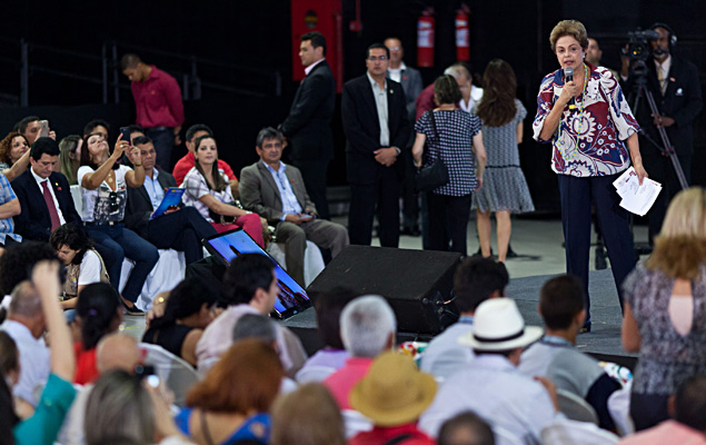 A presidente Dilma Rousseff fala  plateia em evento em Teresina