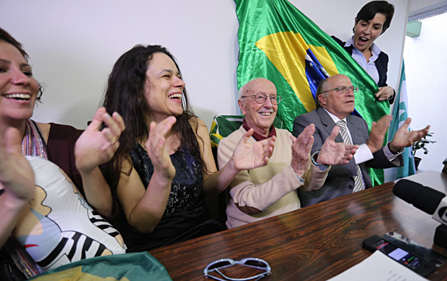 Os juristas H�lio Bicudo e Miguel Reale Jr. e a professora livre-docente da USP Janaina Paschoal registram o pedido de impeachment da presidente Dilma Rousseff no 4� Cart�rio de Notas de S�o Paulo