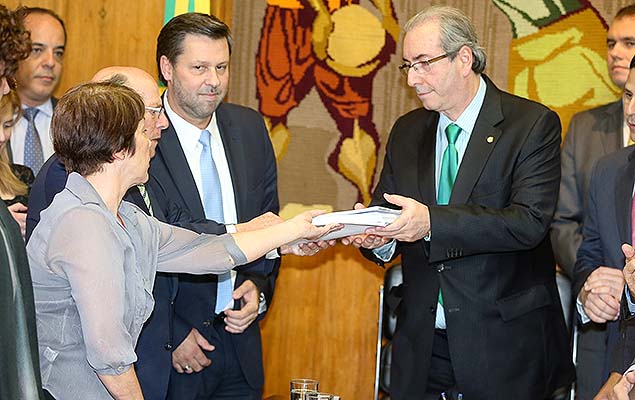 Eduardo Cunha recebe das mos de Maria Lcia Bicudo (filha de Hlio Bicudo) o pedido de impeachment contra Dilma Rousseff