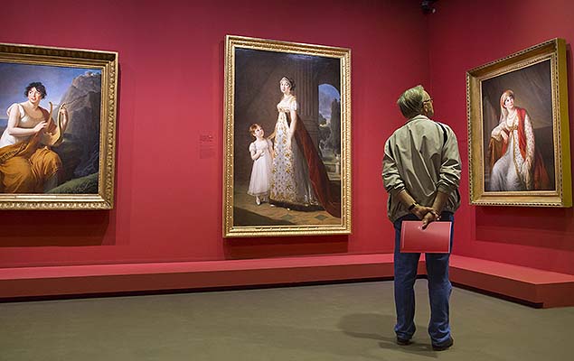 Homem observa obra da retratista francesa Elisabeth Louise Vige-Le Brun, no Grand Palais, em Paris, nesta segunda-feira
