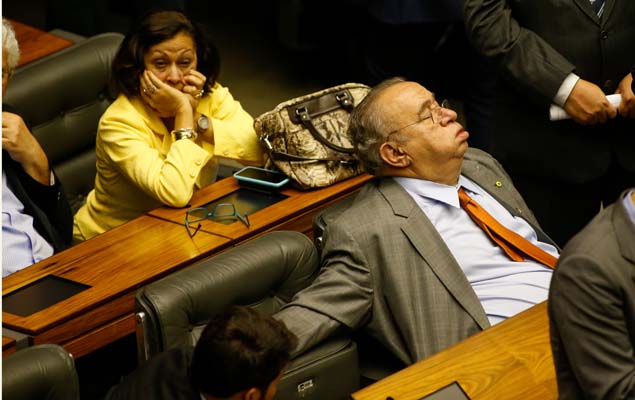 Deputado Herclito Fortes (PSB-PI) cochila em sesso de madrugada para votao de vetosde Dilma a projetos da chamada pauta-bomba