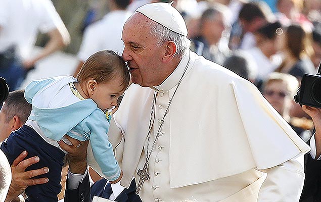 Papa Francisco beija um beb entregue por fiel na chegada a praa de So Pedro, no Vaticano