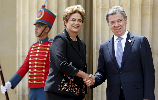 Dilma Rousseff e o presidente da Colmbia, Juan Manuel Santos, cumprimentam-se em Bogot, na Colmbia