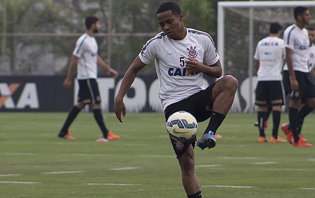 O volante Elias, um dos convocados para a seleo brasileira, participa de treino do Corinthians