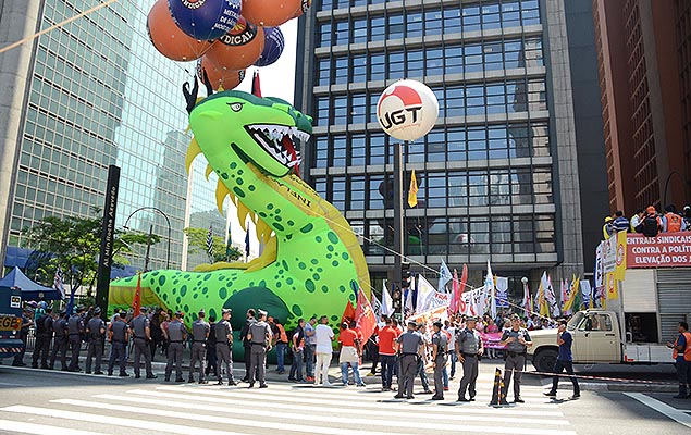 Manifestantes e sindicalistas levam um drago simbolizando a inflao durante protesto na avenida Paulista, em SP