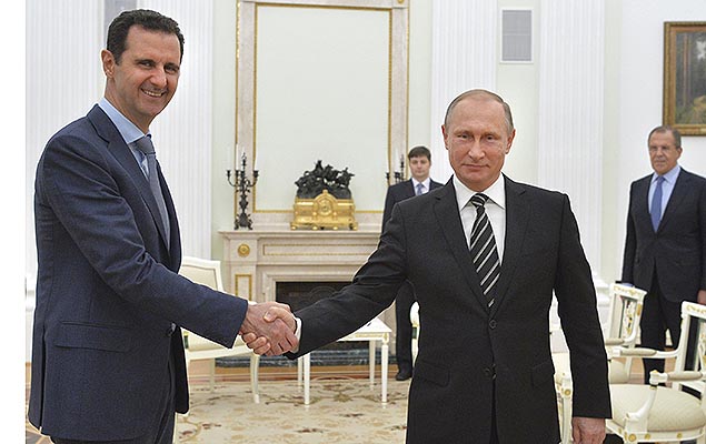 O ditador srio Bashar al-Assad e presidente russo, Vladimir Putin, cumprimentam-se em Moscou, nesta quarta-feira