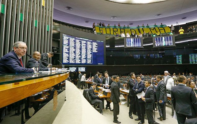Manifestantes abrem faixa '' Fora Dilma'' durante manifestao pelo impeachment da presidente Dilma Rousseff durante sesso no plenrio da Cmara dos Deputados, sob a presidncia do deputado Eduardo Cunha 