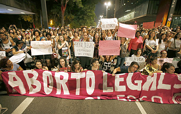 Manifestantes realizam um protesto pelos direitos das mulheres e contra o projeto de Lei, de autoria do presidente da Cmara, Eduardo Cunha (PMDB-RJ), que restringe o atendimento mdico a mulheres vtimas de estupro e dificulta o aborto legal