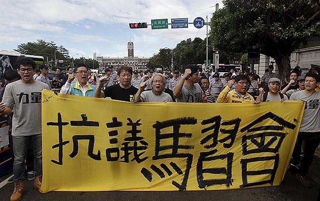 tivistas protestam contra a reunio dos presidentes de Taiwan e da China em Taip, capital da ilha