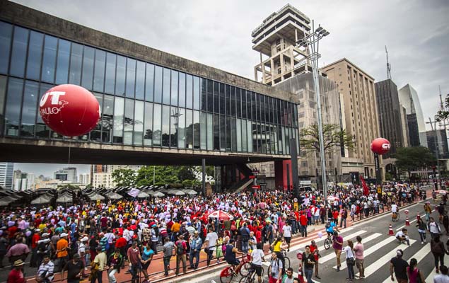 Integrantes do MTST, Fora Sindical e Frente Povo Sem Medo pedem a sada do presidente da Cmara, Eduardo Cunha, em ato na Paulista