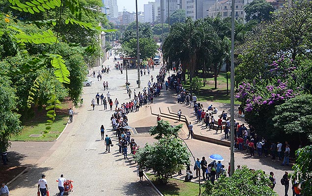 Trabalhadores enfrentam longa fila de emprego no Vale do Anhangaba, no centro de So Paulo