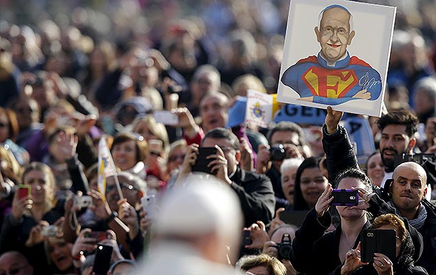 Papa Francisco passa por pintura que o descreve como Superhomem na praa So Pedro