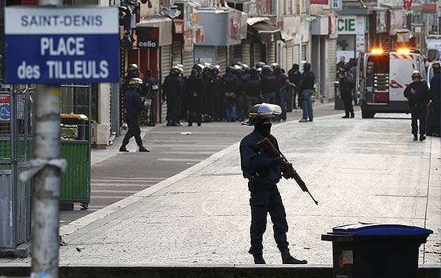 Policiais so vistos durante ao na regio de Saint-Denis, no norte de Paris