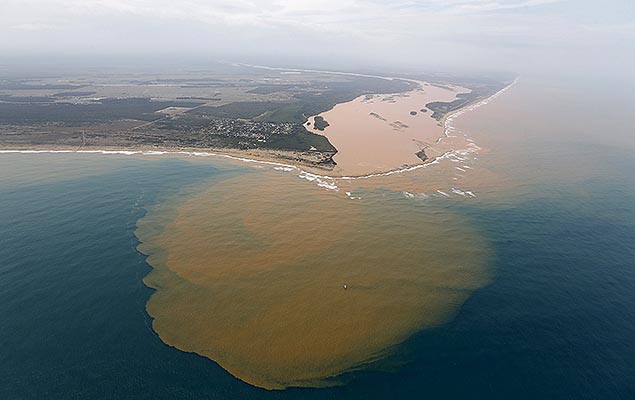 The waste, which has contaminated almost all of the River Doce, arrived at the Esprito Santo coastline at the weekend. 