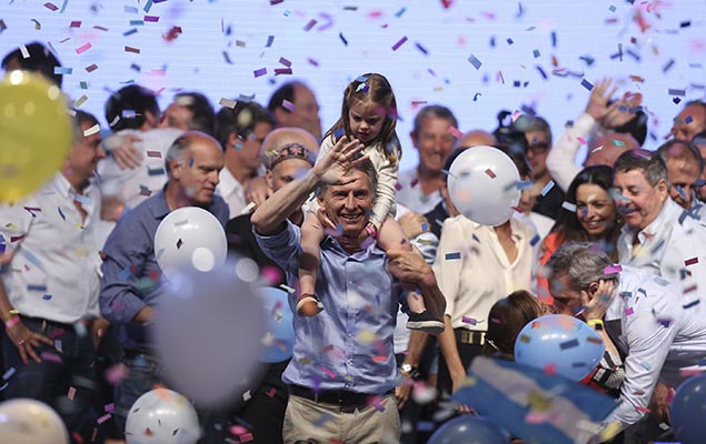 O candidato opositor Mauricio Macri, da coligao de centro-direita Mudemos, comemora vitria nas eleies de domingo (22)