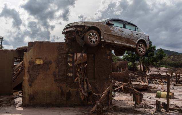 Carro que foi parar em cima de construo aps tragdia no distrito de Bento Rodrigues, em Mariana (MG)