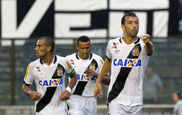 Nen comemora gol do Vasco sobre o Santos