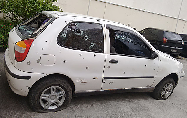 Carro em que estavam os cinco jovens fuzilados em Costa Barros, na zona norte do Rio