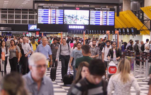 Movimentao de passageiros no saguo do aeroporto de Congonhas, na zona sul de So Paulo, na manh desta segunda-feira 