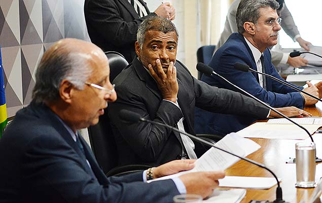 O senador Romário ouve o depoimento de Marco Polo Del Nero na CPI do Futebol, em Brasília (DF), em dezembro de 2015