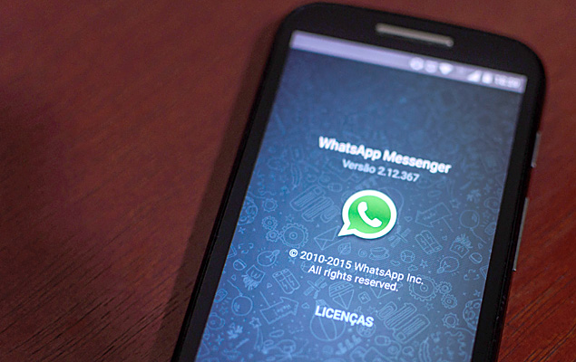 Celular com logo do aplicativo de mensagens instantneas WhatsApp