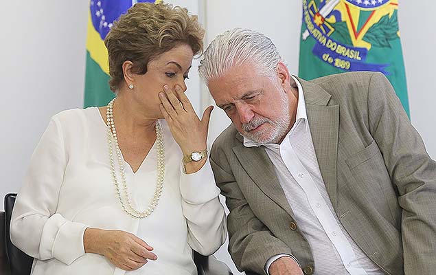 Dilma e o ministro da Defesa, Jaques Wagner, durante cerimnia de assinatura de MP que altera legislao sobre acordos de lenincia, DF