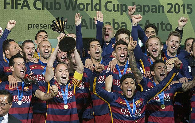 Jogadores do Barcelona comemoram o ttulo do Mundial de Clubes, no Japo 