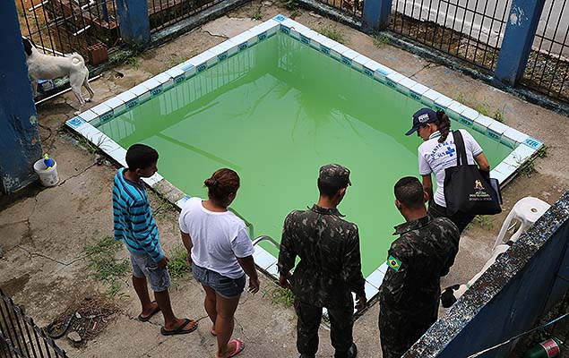 Soldados do Exrcito e agentes de sade atuam no combate  dengue no bairro de Vista Alegre, em Jaboato dos Guararapes (PE), nesta segunda-feira
