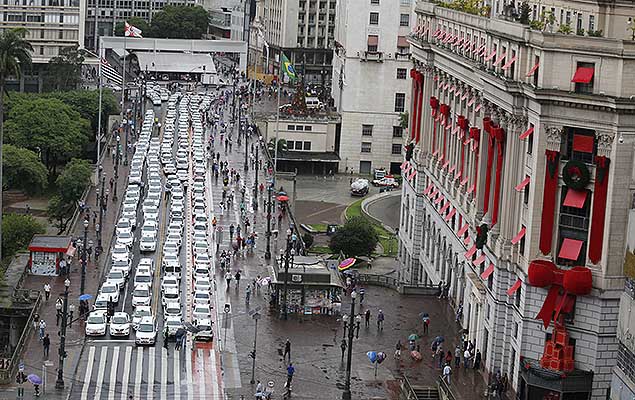 Taxistas bloqueiam o viaduto do Chá, na região central de SP, em protesto contra proposta de regulamentar o Uber na capital paulista