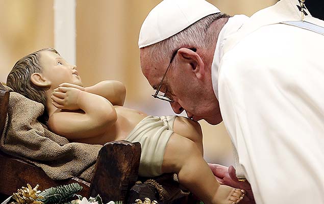 Papa Francisco beija estátua do Menino Jesus durante missa do Ano Novo na Basílica de São Pedro, no Vaticano