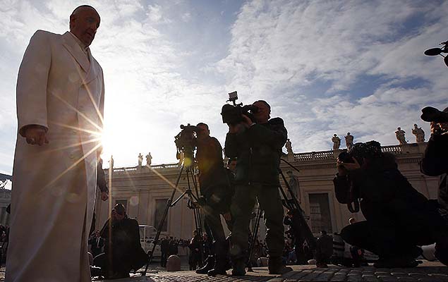 O papa Francisco chega para sua audincia semanal na praa So Pedro, no Vaticano