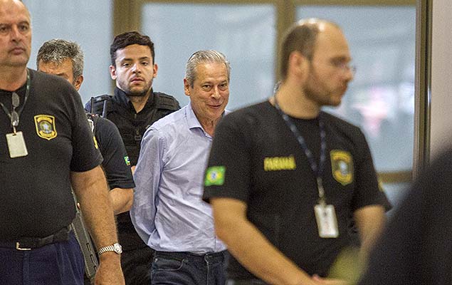 Ex-ministro Jos Dirceu, preso na Lava Jato, na chegada ao prdio da Justia Federal em Curitiba (PR), onde presta depoimento nesta sexta-feira
