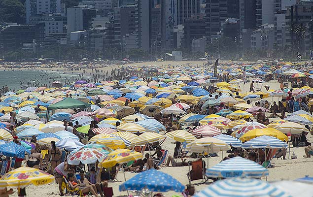 Movimentao de banhistas na praia de Ipanema, zona sul, em mais um dia de forte calor na capital fluminense